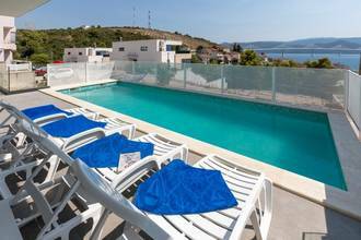 Thumbnail von Moderne Villa mit Pool und Blick auf das Meer
