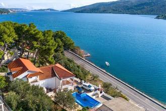Apartmenthaus mit 6 Wohneinheiten; 1. Reihe zum Meer, Region Trogir