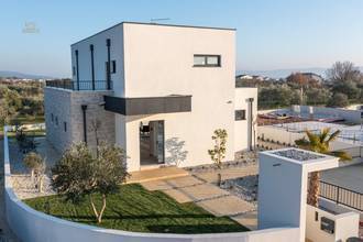 Thumbnail von Modern new-build villa with swimming pool