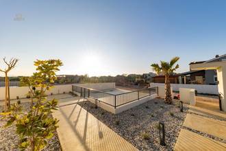 Thumbnail von Modern new-build villa with swimming pool