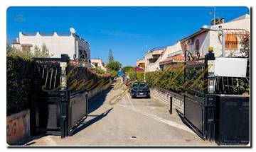 Thumbnail von Immogold Sicily impressive, large semi-detached house very close to the sea with six bedrooms, roof terrace, and Mediterranean gardens
