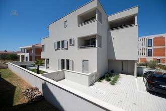 Thumbnail von Fully furnished semi-detached house with a pool, sea view, and high-quality furnishings – Privlaka