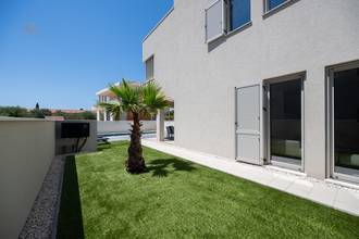 Thumbnail von Fully furnished semi-detached house with a pool, sea view, and high-quality furnishings – Privlaka