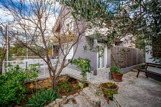 Thumbnail von House on a quiet island near Trogir by the sea
