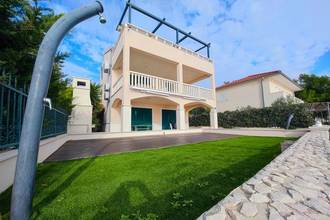 Thumbnail von Villa with three residential units directly by the sea