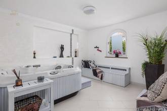 Thumbnail von Mediterranean villa with pool directly by the sea