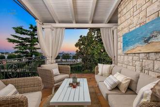 Thumbnail von Mediterranean villa with pool directly by the sea