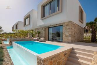 Thumbnail von Modern villa with pool in the first row to the sea