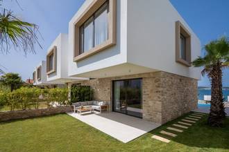 Thumbnail von Modern villa with pool in the first row to the sea
