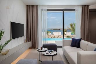 Thumbnail von Modern villa with pool in the first row to the sea