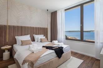 Thumbnail von Modern villa with pool in the first row to the sea