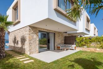 Thumbnail von Modern villa with pool in the first row to the sea