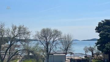 Современная новая квартира недалеко от моря