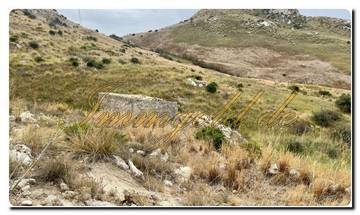 Thumbnail von Large property covering approximately 19,000 m² with a rustic house and sea view.