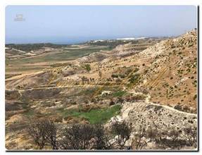 Thumbnail von Large property covering approximately 19,000 m² with a rustic house and sea view.