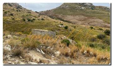 Thumbnail von Large property covering approximately 19,000 m² with a rustic house and sea view.