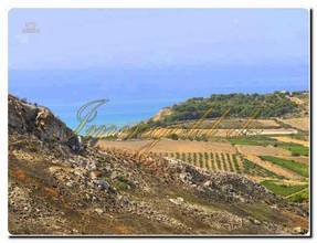 Thumbnail von Large property covering approximately 19,000 m² with a rustic house and sea view.