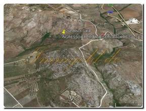 Thumbnail von Large property covering approximately 19,000 m² with a rustic house and sea view.