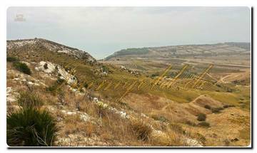 Thumbnail von Large property covering approximately 19,000 m² with a rustic house and sea view.