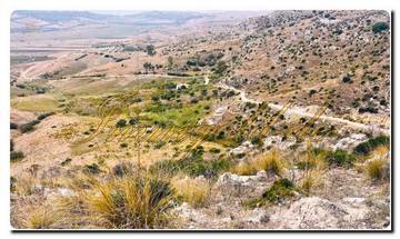 Thumbnail von Large property covering approximately 19,000 m² with a rustic house and sea view.