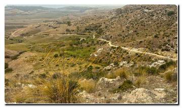 Thumbnail von Large property covering approximately 19,000 m² with a rustic house and sea view.