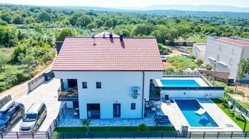 Thumbnail von Modern semi-detached house with swimming pool