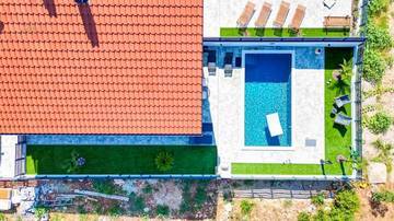 Thumbnail von Modern semi-detached house with swimming pool