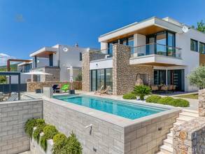 Thumbnail von Luxury villa with swimming pool and sea view