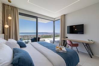 Thumbnail von Luxury villa with panoramic sea view, pool, and Jacuzzi