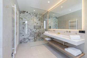 Thumbnail von Luxury villa with panoramic sea view, pool, and Jacuzzi
