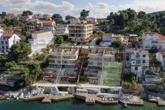Thumbnail von Luxurious duplex apartment on the first line of the sea with pool and garden