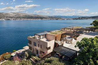 Thumbnail von Luxurious duplex apartment on the first line of the sea with pool and garden