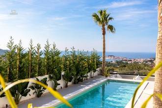 Thumbnail von Luxurious villa with swimming pool and sea view