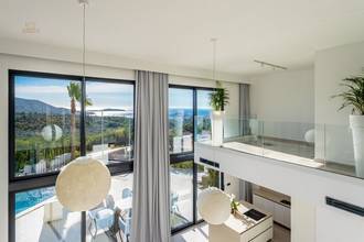 Thumbnail von Luxurious villa with swimming pool and sea view
