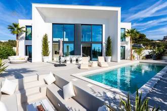 Thumbnail von Luxurious villa with swimming pool and sea view