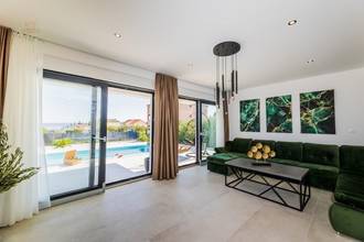 Thumbnail von Modern villa with swimming pool and sea view