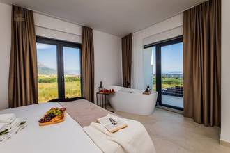 Thumbnail von Modern villa with swimming pool and sea view
