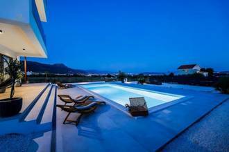 Thumbnail von Modern villa with swimming pool and sea view
