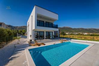 Thumbnail von Modern villa with swimming pool and sea view