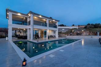 Thumbnail von Luxury villa with infinity pool in panoramic location