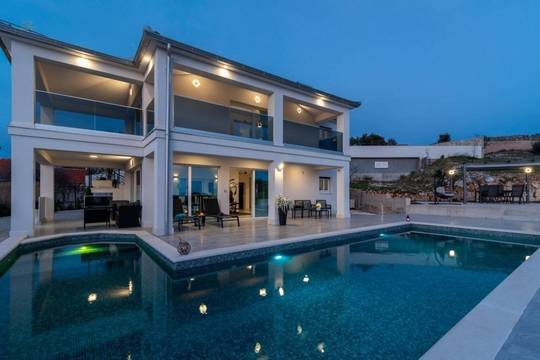 Luxusvilla mit Infinity-Pool in Panoramalage