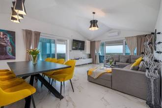 Thumbnail von Luxury villa with infinity pool in panoramic location
