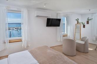 Thumbnail von High-quality renovated stone house in first line to the sea