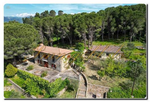 Unabhängige Landhäuser in den Madonien: ein traditionelles Naturstein-Bauernhaus und ein separates Gästehaus auf einem 6.000 m² großen Grundstück mit Meerblick, nahe Castelbuono.