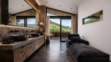 Thumbnail von Luxury villa with a secondary residence in an unobstructed prime location
