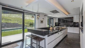 Thumbnail von Luxury villa with a secondary residence in an unobstructed prime location
