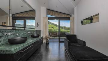 Thumbnail von Luxury villa with a secondary residence in an unobstructed prime location