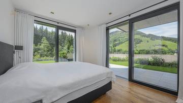 Thumbnail von Luxury villa with a secondary residence in an unobstructed prime location