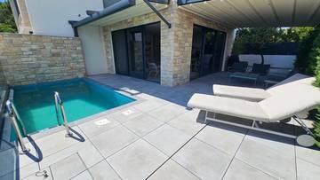 Thumbnail von Modern ground-floor apartment with pool, garden, and sea view
