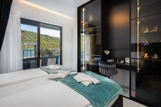 Thumbnail von Modern villa directly on the sea, Rogoznica region